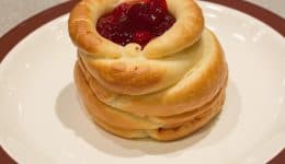 vressyntages- puff pastry with jam