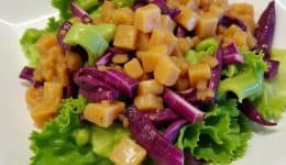 vressyntagesGreen salad with red cabbage and sweet sauce