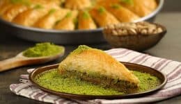 baklavas-me-fistiki-eginis